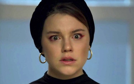 Dalila (Alice Wegmann) em cena da novela das seis da Globo; libanesa terá casa invadida por ex-capanga - Reprodução/TV Globo