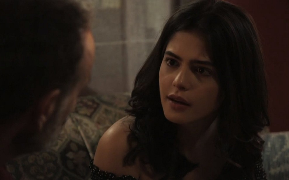 Laila (Julia Dalavia) vai pressionar o pai após flagra em cena de Órfãos da Terra - Reprodução/TV Globo
