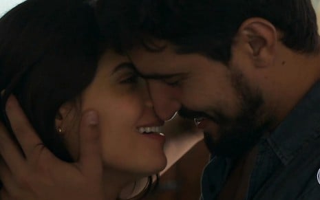 Jamil (Renato Góes) vai pedir Laila (Julia Dalavia) em casamento em Órfãos da Terra - Reprodução/TV Globo