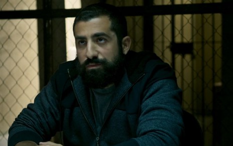 Kaysar Dadour como Fauze na prisão, em Órfãos da Terra; ator acredita em reviravolta do personagem na trama - REPRODUÇÃO/TV GLOBO