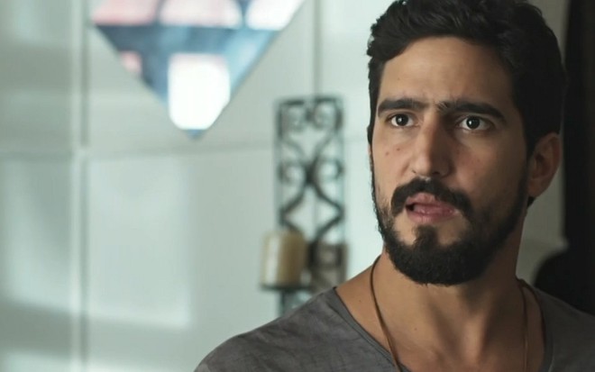 Jamil (Renato Góes) ficará intrigado ao encontrar a vilã disfarçada em Órfãos da Terra - Reprodução/TV Globo