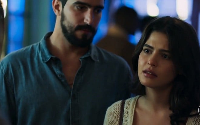 Jamil (Renato Góes) e Laila (Julia Dalavia) vão estranhar a reação do filho em Órfãos da Terra - Reprodução/TV Globo