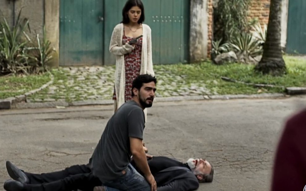 Jamil (Renato Góes) tenta salvar Aziz (Herson Capri), enquanto Laila vê cena com arma na mão - Fotos: Reprodução/TV Globo