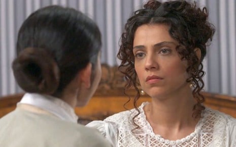 Amélia (Letícia Persiles) pedirá para Mariko (Jacqueline Sato) cuidar de seu bebê em Orgulho e Paixão - Reprodução/TV Globo