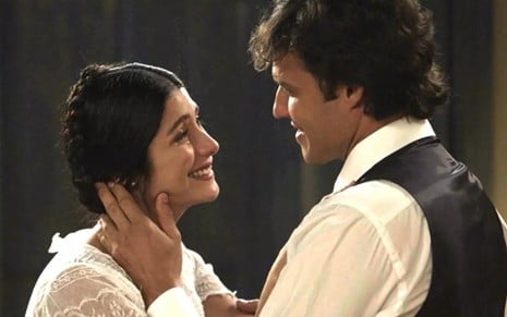 Fani (Tammy Di Calafiori) e Edmundo (Nando Rodrigues) irão para a cama na segunda (3) - Reprodução/TV Globo