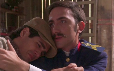 Luccino (Juliano Laham) e Otávio (Pedro Henrique Müller) em cena romântica de Orgulho e Paixão - Reprodução/TV Globo