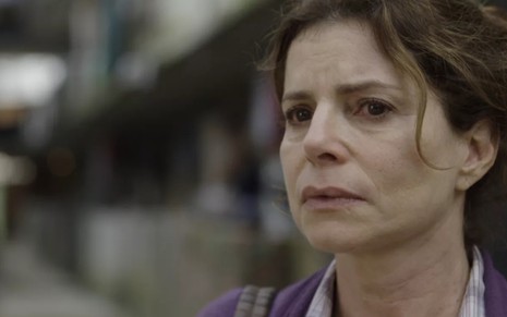 A atriz Débora Bloch em cena da série Segunda Chamada, em que vive a professora Lúcia