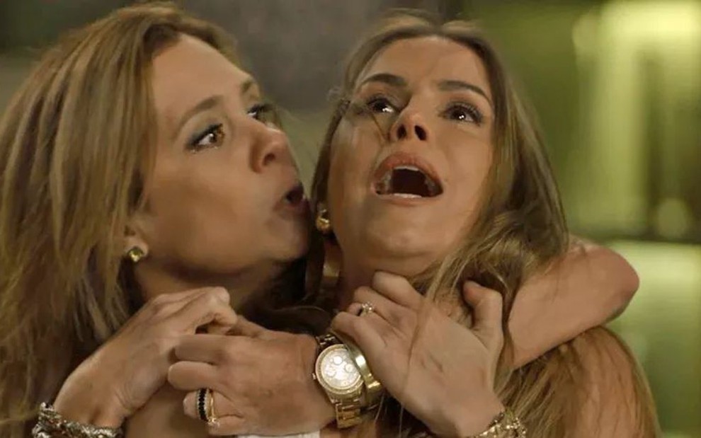 Laureta (Adriana Esteves) partirá para cima de Karola (Deborah Secco) em Segundo Sol - Reprodução/TV Globo
