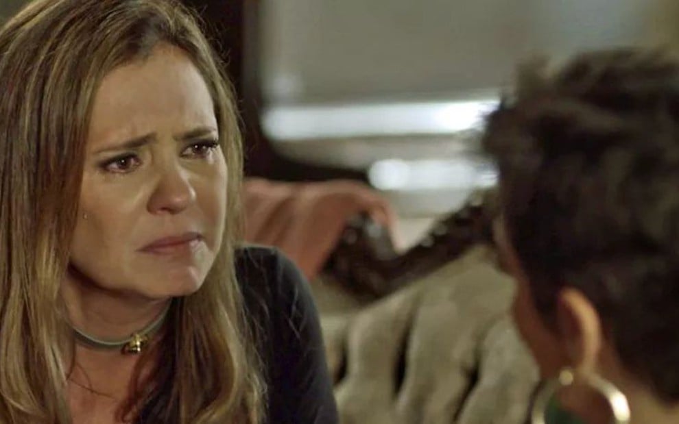 Laureta (Adriana Esteves) ficará comovida com desabafo de Karola (Deborah Secco) - Reprodução/TV Globo