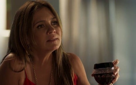 Laureta (Adriana Esteves) vai chantagear o empresário vingativo em cena de Segundo Sol - Reprodução/TV Globo