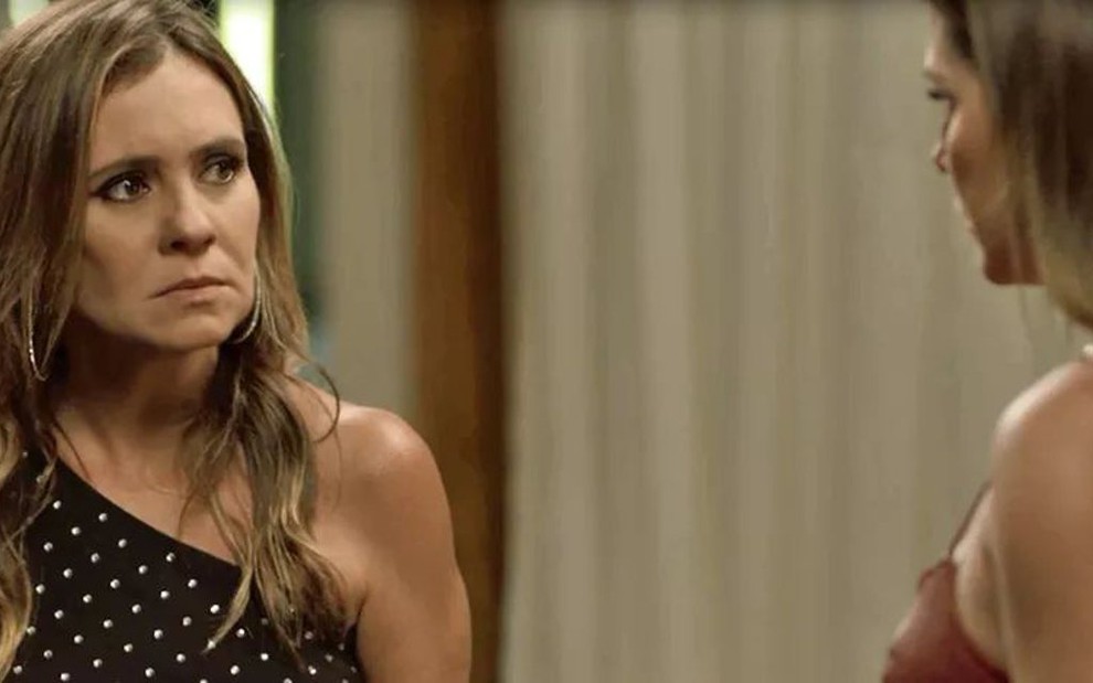 Laureta (Adriana Esteves)exigirá mesada de Karola (Deborah Secco) em Segundo Sol - Reprodução/TV Globo
