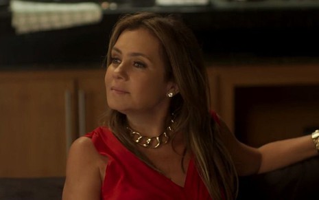 Laureta (Adriana Esteves) vai surpreender o casal de amantes em cena de Segundo Sol - Reprodução/TV Globo