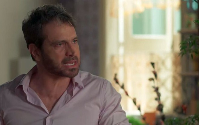 Edgar (Caco Ciocler) se desespera ao saber que é filho da empregada e irmão de desafeto em Segundo Sol - Reprodução/TV Globo