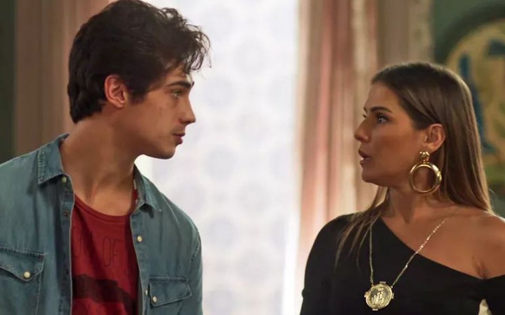 Valentim (Danilo Mesquita) obriga Karola (Deborah Secco) a contar sobre dinheiro que desviou - Reprodução/TV Globo