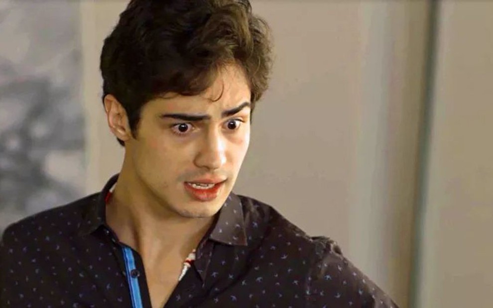Valentim (Danilo Mesquita) reagirá revoltado ao dar de cara com o tio em cena de Segundo Sol - Reprodução/TV Globo
