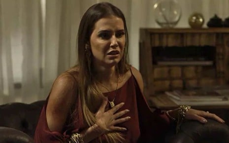 Karola (Deborah Secco) ficará apavorada e dará tiros para todo lado em cena de Segundo Sol - Reprodução/TV Globo