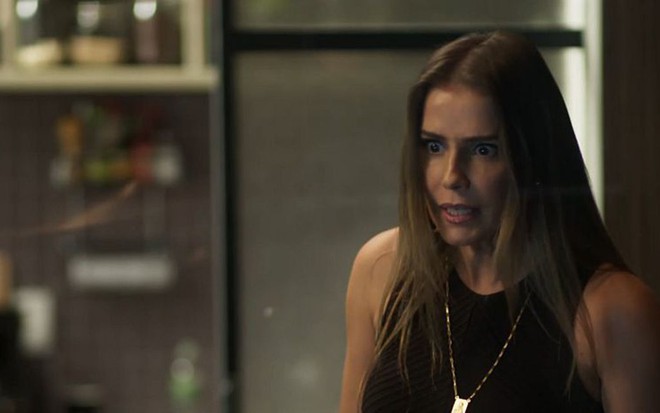 Karola (Deborah Secco) vagará pelas ruas depois de ser desmascarada pelo filho em Segundo Sol - Reprodução/TV Globo