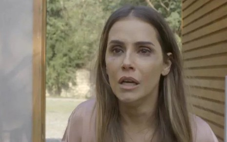 Karola (Deborah Secco) encontrará arma e tentará matar a cafetina em Segundo Sol - Reprodução/TV Globo