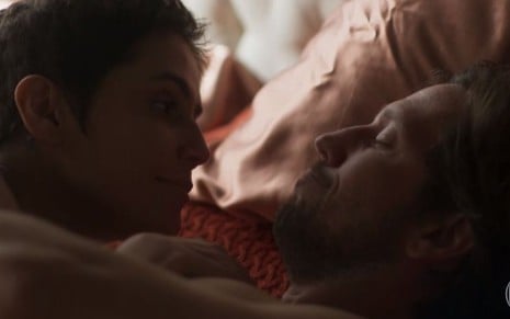 Karola (Deborah Secco) vai para a cama com Remy (Vladimir Brichta) em Segundo Sol - Reprodução/TV Globo