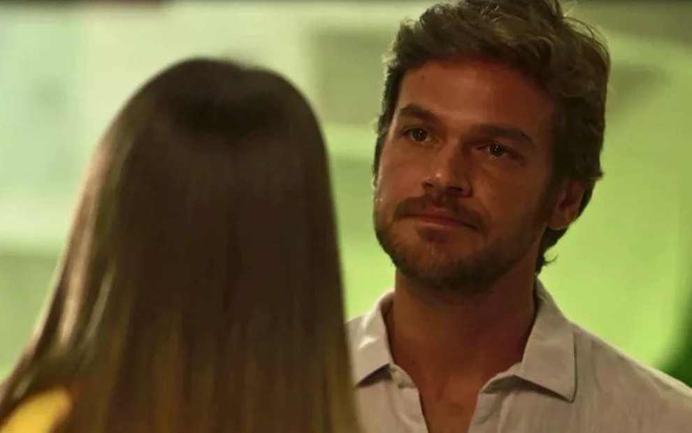 Beto (Emilio Dantas) desconfiará da armação de Karola (Deborah Secco) em Segundo Sol - Reprodução/TV Globo