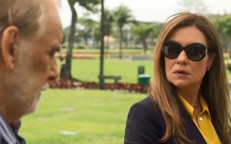 Nestor (Francisco Cuoco) procurará Laureta (Adriana Esteves) durante enterro de Galdino - Reprodução/TV Globo