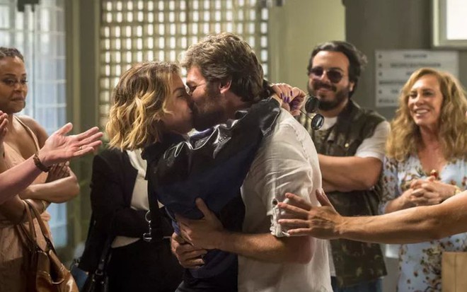 Luzia (Giovanna Antonelli) e Beto (Emilio Dantas) comemoram a liberdade em Segundo Sol - Reprodução/TV Globo