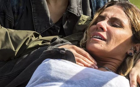 Luzia (Giovanna Antonelli) é amparada após salvar a vida da filha em cena de Segundo Sol - João Cotta/TV Globo