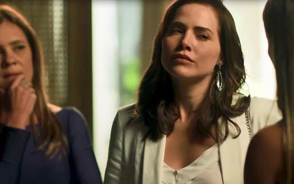 Rosa (Letícia Colin) ouvirá plano de Laureta (Adriana Esteves) e Karola (Deborah Secco) - Reprodução/TV Globo