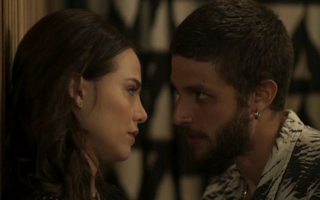 Ícaro (Chay Suede) irá propor a Rosa (Letícia Colin) que fujam para criar filho juntos em Segundo Sol - Reprodução/TV Globo