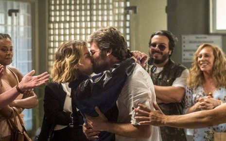 Beto (Emilio Dantas) beijará Luzia (Giovanna Antonelli) após deixar cadeia em Segundo Sol - João Cotta/TV Globo