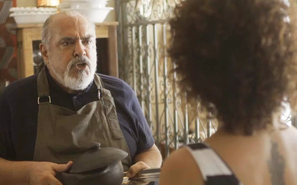 Agenor (Roberto Bonfim) vai criar confusão no meio do restaurante e acabará demitido - Fotos: Reprodução/TV Globo