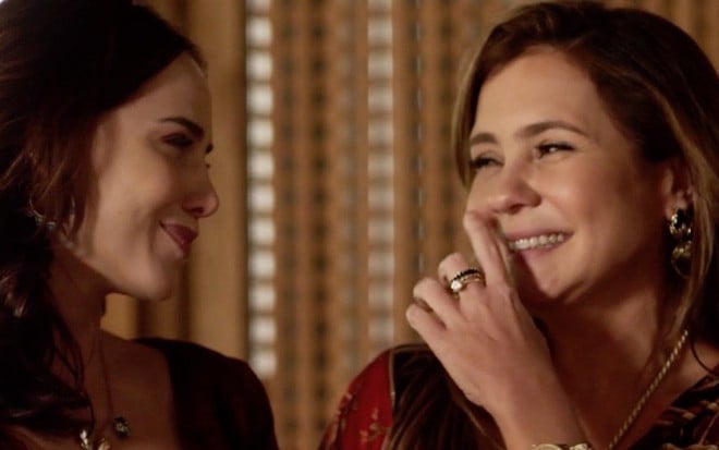 Rosa (Letícia Colin) em cena com Laureta (Adriana Esteves); cafetina atestará gravidez com "apalpada" - Reprodução/TV Globo