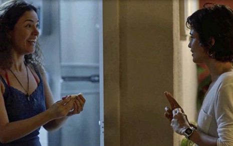 Maura (Nanda Costa) e Selma (Carol Fazu) vibram com a confirmação da gravidez em Segundo Sol - Reprodução/TV Globo