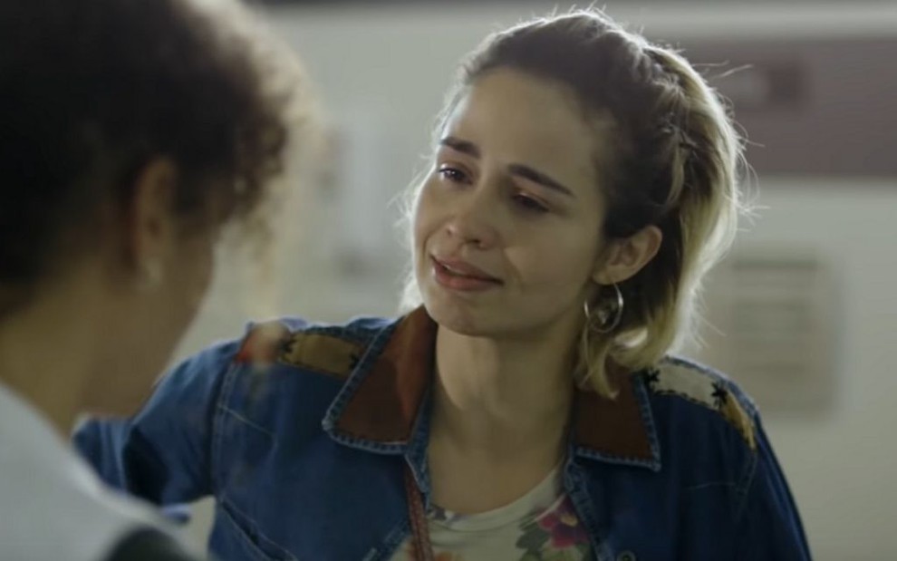 A atriz Nanda Costa como a personagem Rita em cena de Segunda Chamada, nova série da Globo 