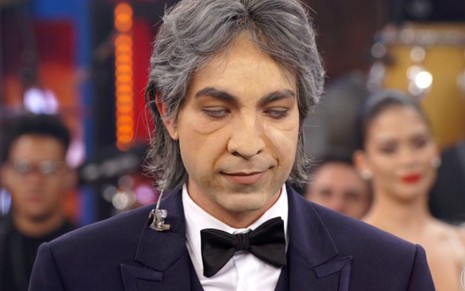 Di Ferrero com sua lente que dificulta a visão durante homenagem a Andrea Bocelli no Show dos Famosos - Fotos: Reprodução/TV Globo