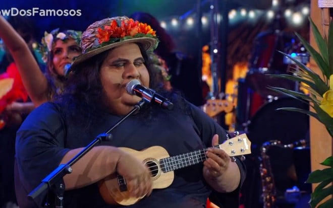 Hugo Bonemer durante homenagem ao havaiano Israel Kamakawiwo'ole no Show dos Famosos - Reprodução/TV Globo