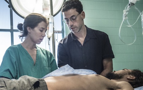 Marjorie Estiano recebe consultoria do médico Márcio Maranhão durante as gravações de Sob Pressão - MAURÍCIO FIDALGO/TV GLOBO