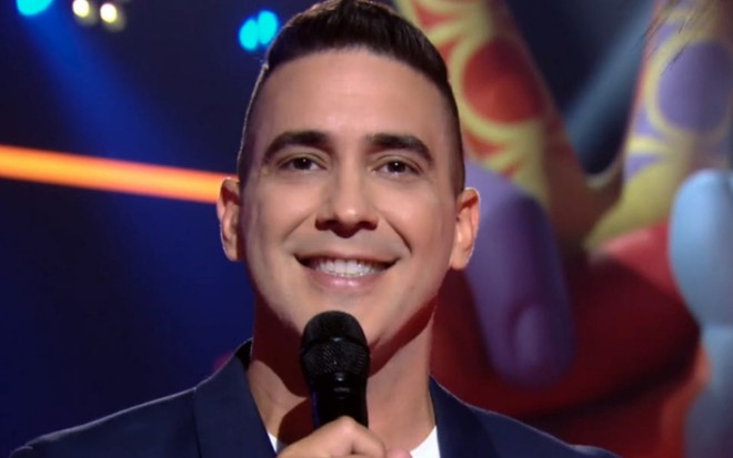André Marques no The Voice Kids, que ele comanda aos domingos na Globo: de olho na cozinha - REPRODUÇÃO/TV GLOBO