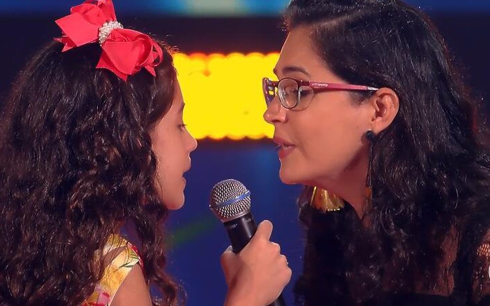 Palloma Gueiros soltou a voz com a mãe, Pollyanna, no The Voice Kids deste domingo (27) - Reprodução/TV Globo