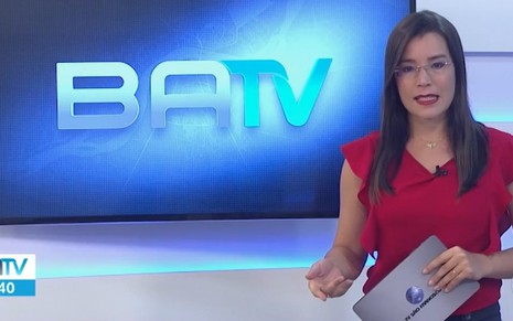 Âncora Priscila Guedes no jornal noturno da TV São Francisco, afiliada da Globo em Juazeiro, na Bahia - REPRODUÇÃO/TV GLOBO