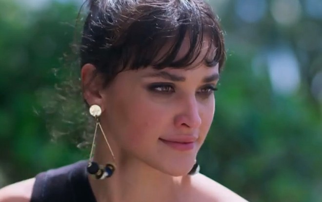 Gisela (Débora Nascimento) dará mais um vexame em cena de Verão 90 - Reprodução/TV Globo