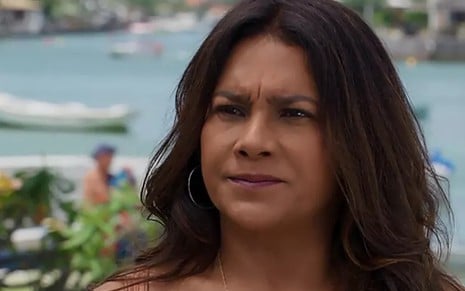 Janaína (Dira Paes) vai se decepcionar ao descobrir a verdade sobre o diretor em Verão 90 - Reprodução/TV Globo