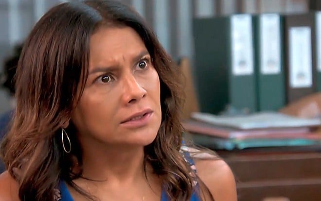 Janaína (Dira Paes) vai interromper a reunião em que o filho será anunciado diretor da PopTV - Reprodução/TV Globo