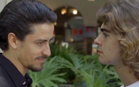 João (Rafael Vitti) provará que o irmão desviou dinheiro da PopTV em cena de Verão 90 - Reprodução/TV Globo