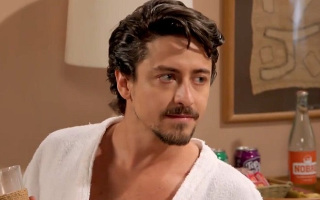Jerônimo (Jesuíta Barbosa) vai trair a mãe depois de se reaproximar dela em Verão 90 - Reprodução/TV Globo