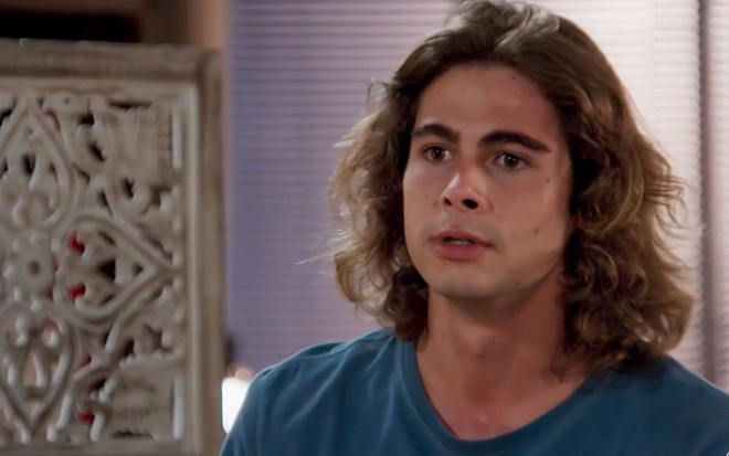 João (Rafael Vitti) ficará em choque com a notícia dada pela ex-namorada em Verão 90 - Reprodução/TV Globo