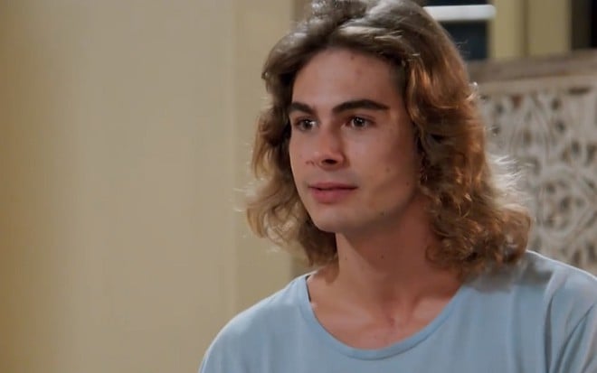 João (Rafael Vitti) fará sessão com sensitiva para se lembrar da noite do apagão em Verão 90 - Reprodução/TV Globo