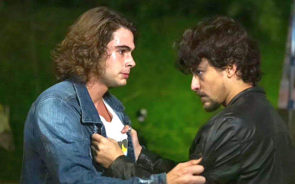 João (Rafael Vitti) visitará Jerônimo (Jesuíta Barbosa) na delegacia após a prisão do irmão em Verão 90 - Isabella Pinheiro/TV Globo