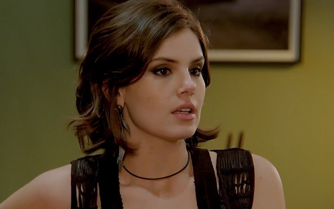 Vanessa (Camila Queiroz) mandará comparsa arrumar chá para deixar a rival com voz fina em Verão 90 - Reprodução/TV Globo