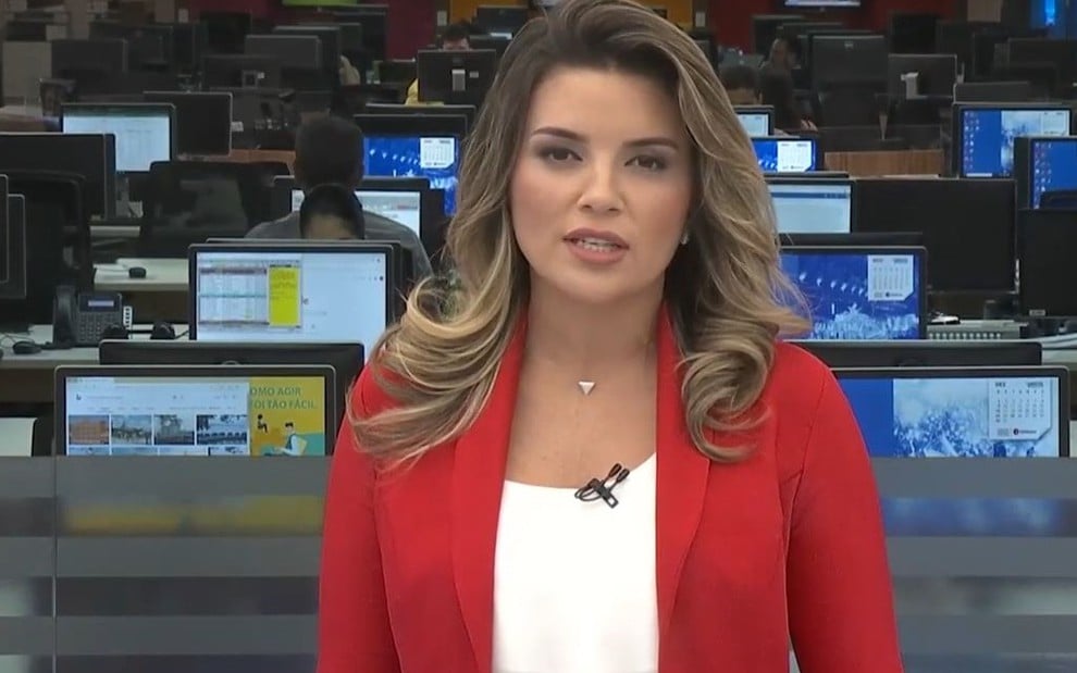 A jornalista Lívia Baral apresentando o CE2, da TV Verdes Mares, em dezembro de 2018